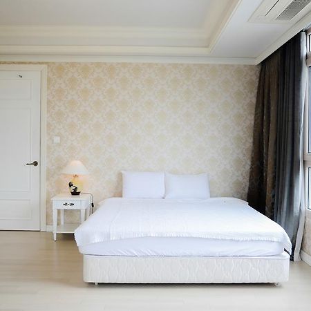 Cantavil Hoan Cau Aparthotel Хошимин Екстериор снимка